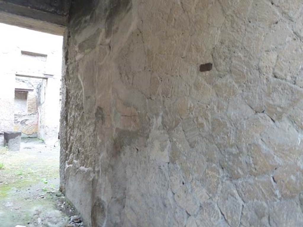 Ins. III 17, Herculaneum, September 2015. North wall of entrance corridor.